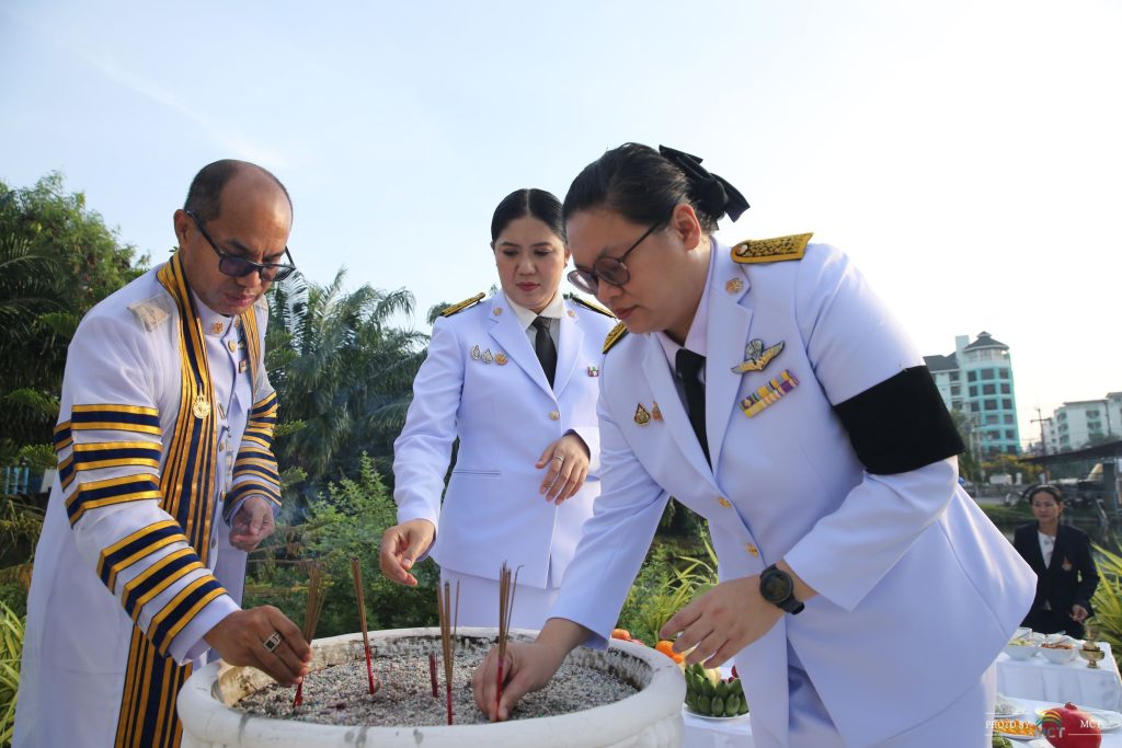 พิธีบวงสรวงสิ่งศักดิ์สิทธิ์ประจำ มทร.ธัญบุรี ก่อนวันซ้อมใหญ่ พิธีพระราชทานปริญญาบัตร ครั้งที่ 39 (อัลบั้ม 1)